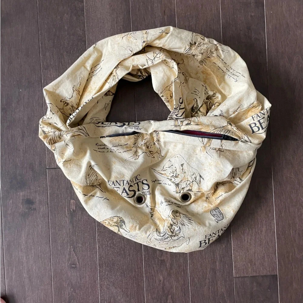 Fantastic Beasts Small Animal Scarf Carrier with Ventilation Holes and Zipper